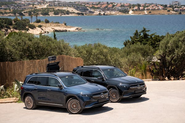 free-photo-of-black-mercedes-eqb-cars-parked-on-road