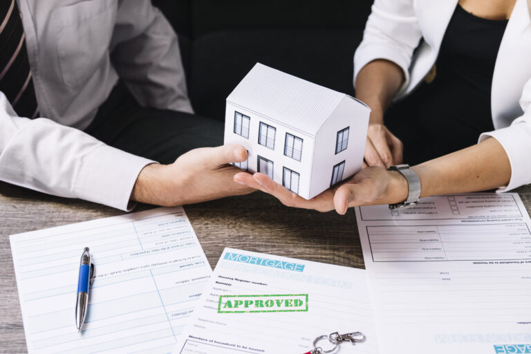 realtor-making-deal-with-customer-office-scaled.