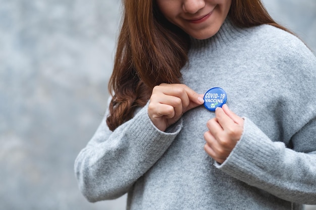 How Custom Enamel Pins Strengthen School Spirit and Student Engagement