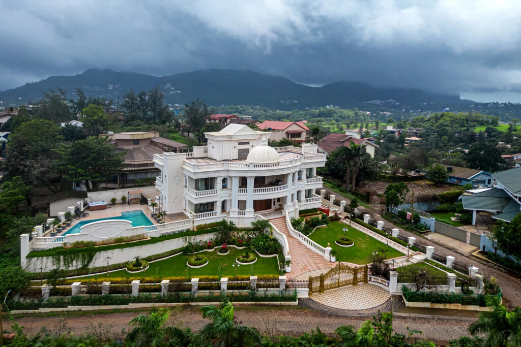 Villa with Swimming Pool in Lonavala