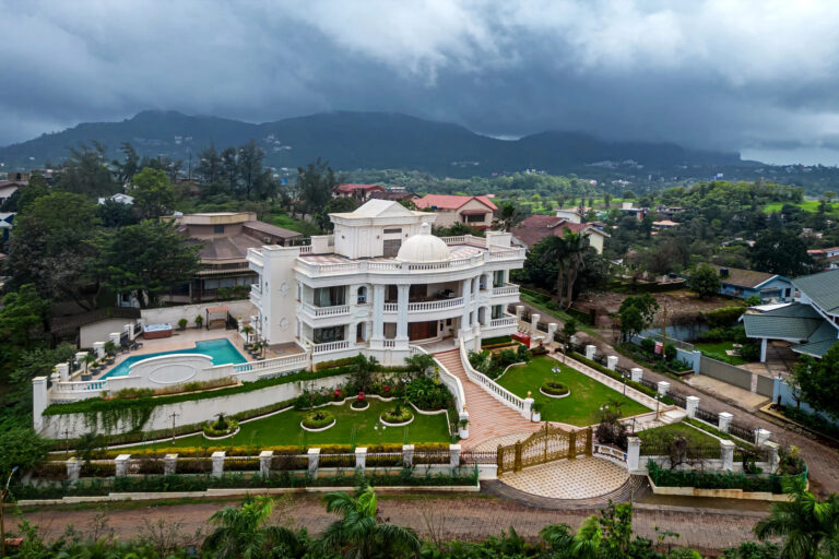 Villa with Swimming Pool in Lonavala