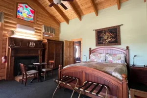 SFW_1200x800_Elkwood-Manor-Bed-26-Breakfast_Guest-Room-With-Stained-Glass
