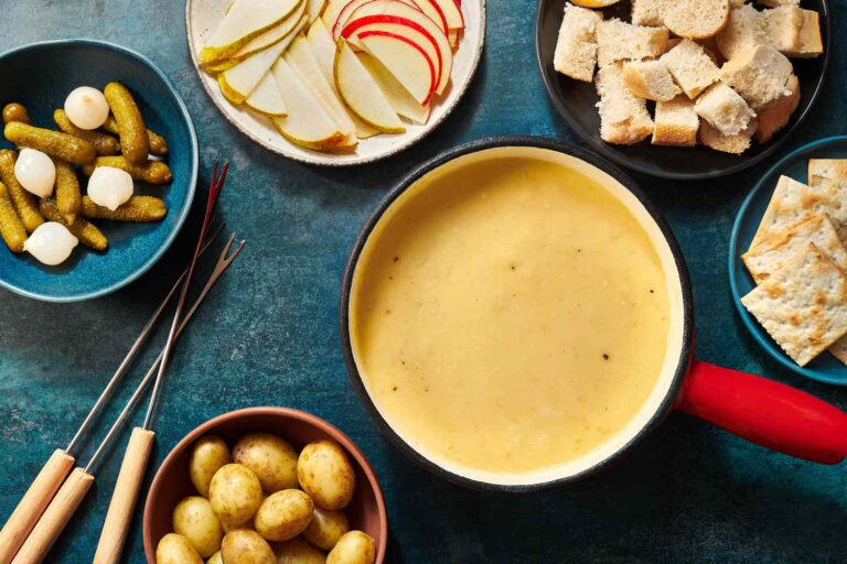 FAW-recipes-classic-swiss-cheese-fondue-hero-2-21da34fc50b94de3a95535f9d65a678c