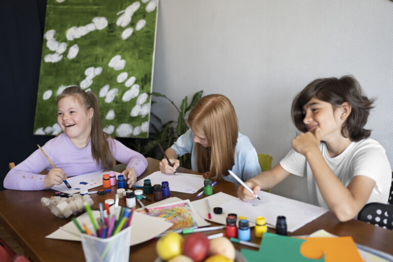 kids-painting-together-medium-shot