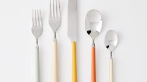 11367d4b-9c7b-4b08-8169-ed1c72828772--2022-0719_mepra_italian-flatware-fantasia-color-flatware-set_desert-mixed-set-5-piece-flatware_silo_ty-mecham
