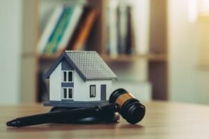 How a Commercial Litigation Attorney Helps Businesses Resolve Disputes